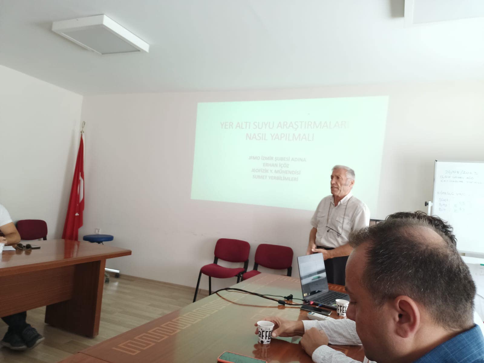 İZSU'DA SN. ERHAN İÇÖZ TARAFINDAN "YERALTI SUYU ARAŞTIRMALARINDA JEOFİZİK YÖNTEMLER VE RAPOR DENETİMİ" KONUSUNDA SEMİNER VERİLMİŞTİR.