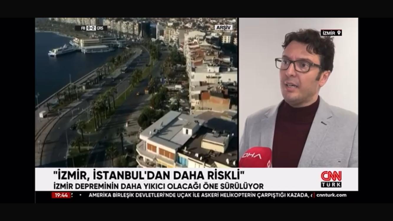 ŞUBE BAŞKANI SİNANCAN ÖZİÇER'İN 6 ŞUBAT DEPREMLERİ ANMA VE EGE DENİZİNDEKİ DEPREMLER İLE İLGİLİ  GÖRSEL BASINDA YAPMIŞ OLDUĞU AÇIKLAMALAR