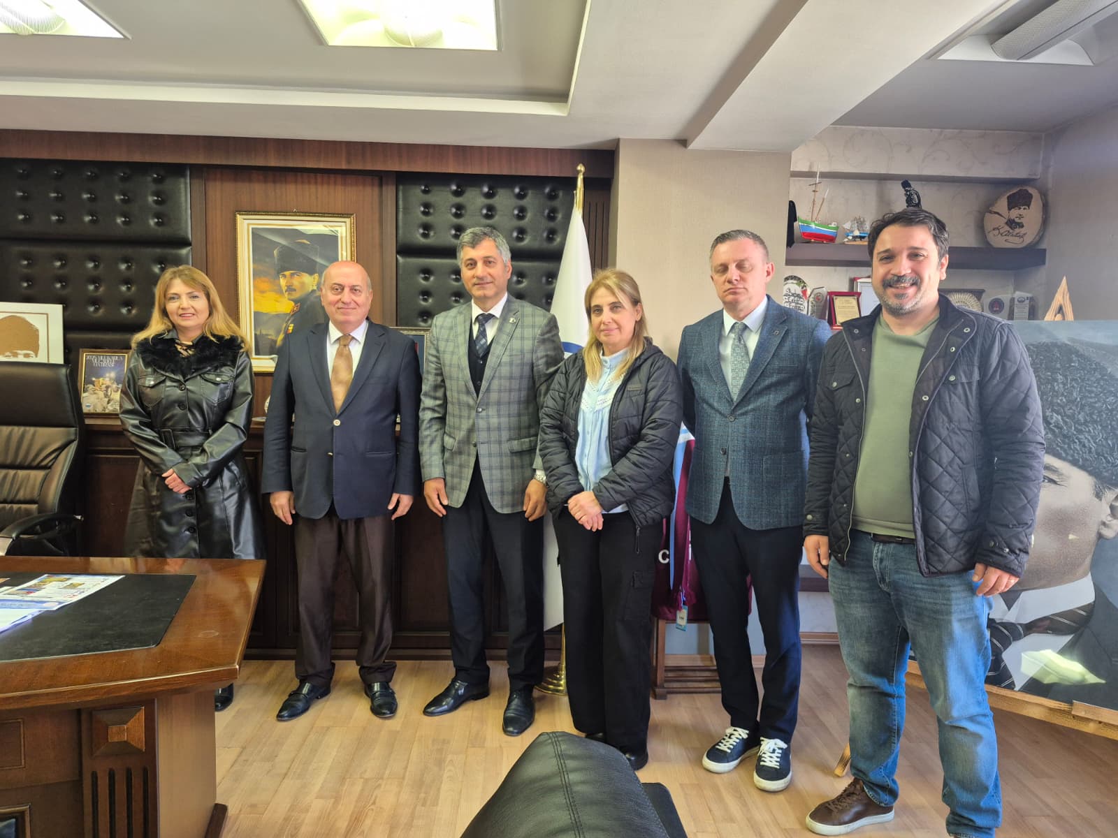 TMMOB Jeofizik Mühendisleri Odası Trabzon Şube 12. Yönetim kurulu Başkanı Prof. Dr. Hakan Karslı ve yönetim kurulu üyeleri, Beşikdüzü Belediye Başkanı Cahit ERDEM Beyi makamında ziyaret etti.