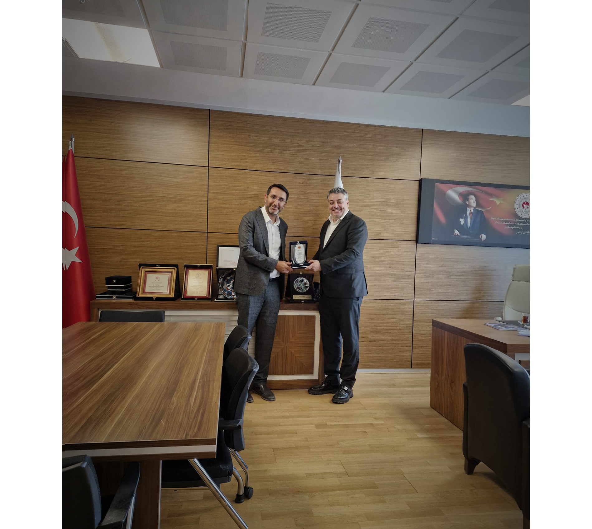 T.C. Çevre, Şehircilik ve İklim Değişikliği Bakanlığı, Yapı İşleri Genel Müdürlüğü Yapım Teknolojileri ve Laboratuvar Dairesi Başkanı Sayın Hakan Yılmaz makamında ziyaret edildi.