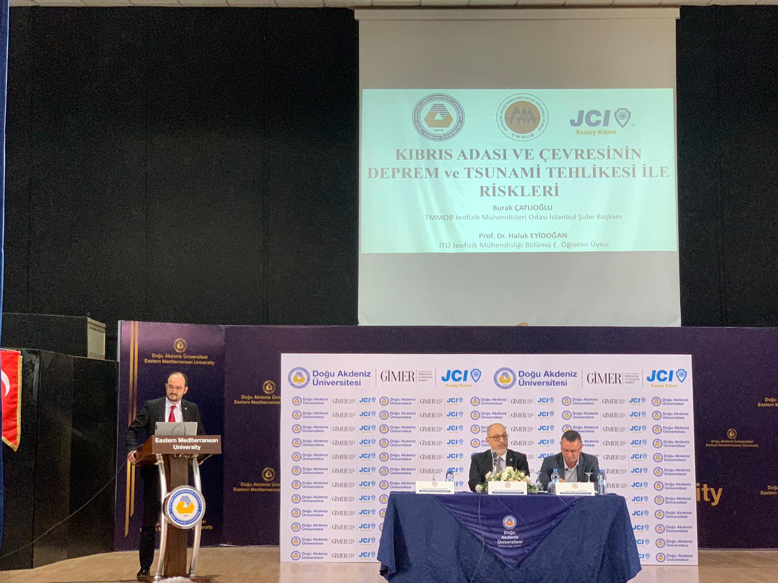 DOĞU AKDENİZ ÜNİVERSİTESİ ve JCI KUZEY KIBRIS İŞBİRLİĞİYLE DÜZENLENEN DEPREM PANELİ