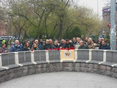 ANKARADAKİ BOMBALI SALDIRIDA HAYATINI KAYBEDENLERİN ANISINA PATLAMANIN OLDUĞU YEREKARANFİL BIRAKILDI