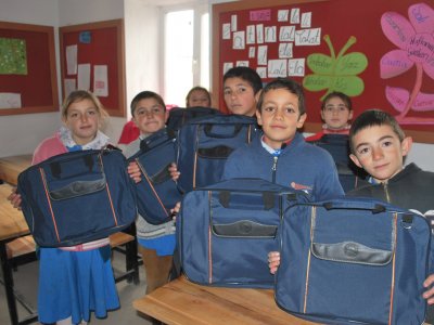 ŞEHİT ALİCAN GÖKÇAY İLKÖĞRETİM OKULU`NA ÇANTA YARDIMI