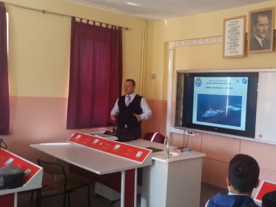 GÜLSEFA KAPANCIOĞLU ANADOLU LİSESİ`NDE MESLEKİ TANITIM VE TEMEL AFET BİLİNCİ EĞİTİMİ SEMİNERLERİ VERİLDİ