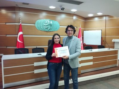 SİSMİK KIRILMA VE YÜZEY DALGALARININ ÇOK KANALLI ANALİZİ AKTİF VE PASİF KAYNAKLI REMİ YÖNTEMLERİ 1B VE 2B SAHA UYGULAMASI VE DEĞERLENDİRİLMESİ KURSU GERÇEKLEŞTİRİLDİ