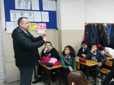 SUPHİKOYUNCUOĞLU ORTAOKULU`NDA MESLEK TANITIM VE TEMEL AFET BİLİNCİ SEMİNERLERİ VERİLDİ