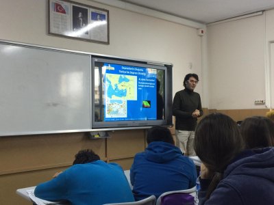 BORNOVA HİLAL NECMİYE HÜSNÜ ATABERK ORTA OKULU`NDA NESLEK TANITIM VE TEMEL AFET BİLİNCİ EĞİTİMİ SEMİNERLERİ VERİLDİ