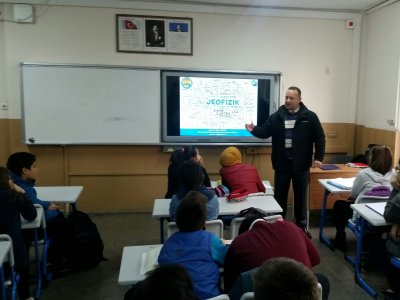 BORNOVA HİLAL NECMİYE HÜSNÜ ATABERK ORTA OKULU`NDA NESLEK TANITIM VE TEMEL AFET BİLİNCİ EĞİTİMİ SEMİNERLERİ VERİLDİ