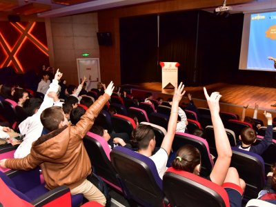 17 MART DEPREM HAFTASI KAPSAMINDA ZÜBEYDE HANIM EĞİTİM KURUMLARI BORNOVA KAMPÜSÜNDE TEMEL AFET BİLİNCİ EĞİTİM SEMİNERİ VERİLDİ