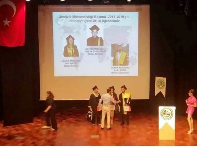 İSTANBUL ÜNİVERSİTESİ JEOFİZİK MÜHENDİSLİĞİ BÖLÜMÜ MEZUNİYET TÖRENİ YAPILDI