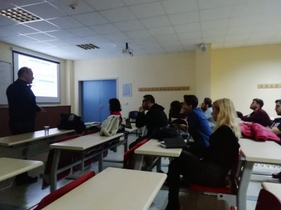 DEÜ JEOFİZİK MÜHENDİSLİĞİ BÖLÜM ÖĞRENCİLERİNE ARKEOJEOFİZİK YÖNTEMLER KONULU SEMİNER VERİLDİ