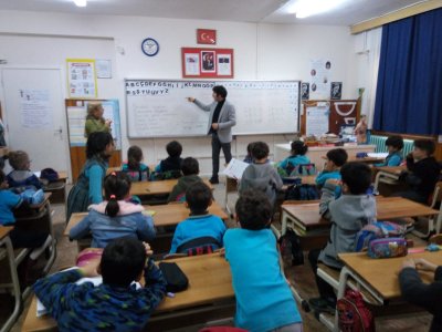 ÖZKANLAR İLKÖĞRETİM OKULU`NDA DEPREM VE TEMEL AFET BİLİNCİ HAKKINDA SUNUM YAPILDI