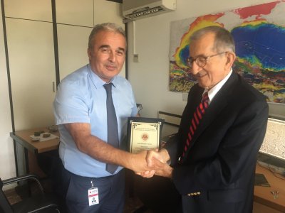 DR ÖZ YILMAZA MESLEĞİMİZE YAPMIŞ OLDUĞU KATKILARINDAN DOLAYI PLAKET VERİLDİ