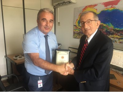 DR ÖZ YILMAZA MESLEĞİMİZE YAPMIŞ OLDUĞU KATKILARINDAN DOLAYI PLAKET VERİLDİ