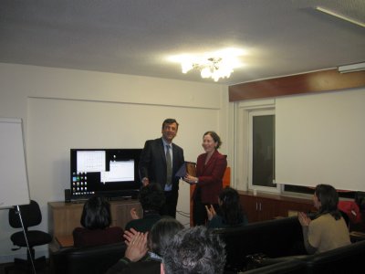 SAÇILMIŞ YÜZEY DALGALARININ SİSMİK İNTERFEROMETRİSİ İLE YÜZEYE YAKIN SAÇICILARIN KONUMUNUN BELİRLENMESİ KONULU SEMİNER DÜZENLENDİ23012013