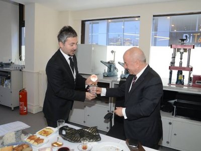 KADIKÖY BELEDİYE BAŞKANI AV SELAMİ ÖZTÜRK` E TEŞEKKÜR PLAKETİ