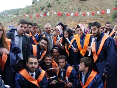 <BR>GÜMÜŞHANE ÜNİVERSİTESİ MEZUNİYET TÖRENİ YAPILDI
