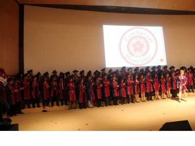 CUMHURİYET ÜNİVERSİTESİ MEZUNİYET TÖRENİ YAPILDI 