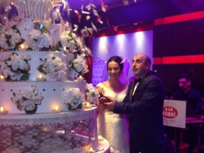 YELİZEMRAH ÇİFTİNE MUTLULUKLAR DİLERİZ